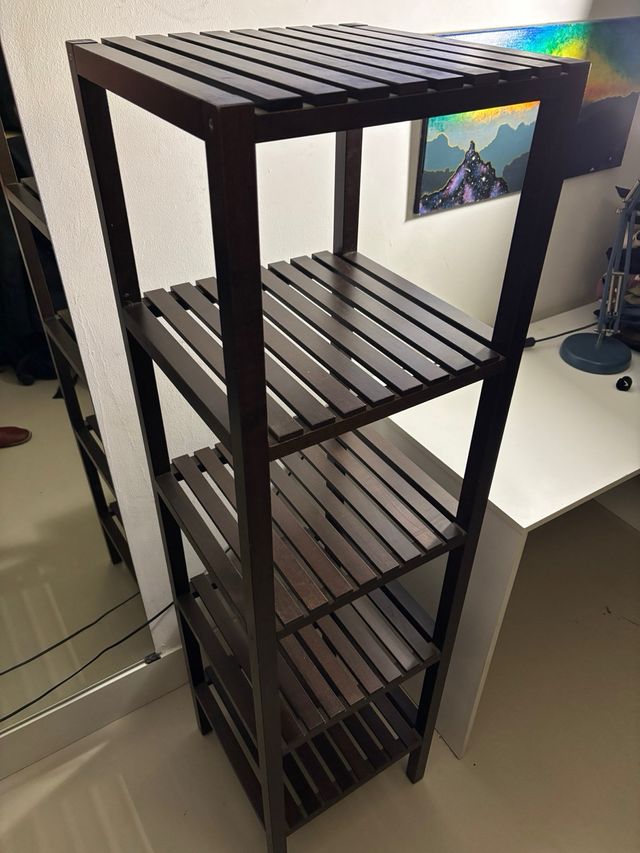 Scaffale in legno scuro