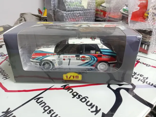 Lancia Delta escala 1/18 Martini Racing