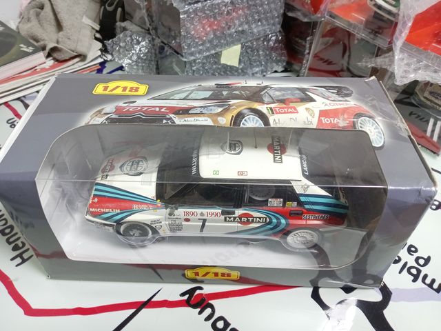 Lancia Delta escala 1/18 Martini Racing
