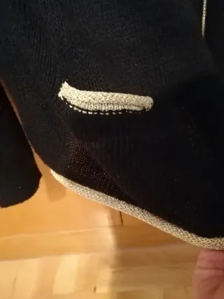 Chaqueta negra con ribete dorado