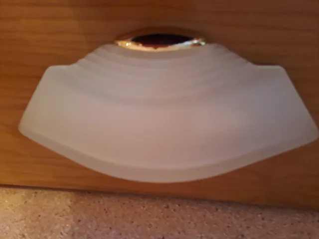 Platón decorativo dorado y transparente