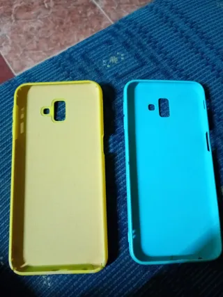 2 custodie per Samsung Galaxy J6+ gialle e blu