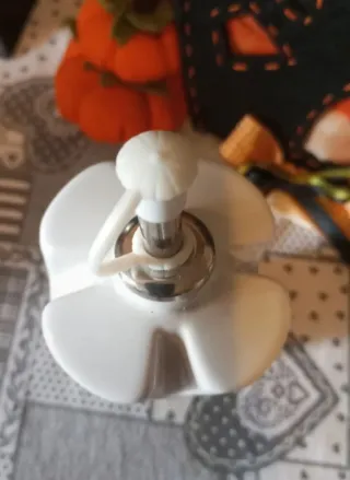 Oliera in ceramica bianca con tappo