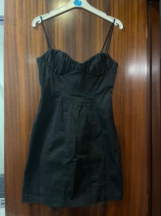 Vestido negro ajustado con tirantes