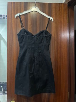Vestido negro ajustado con tirantes