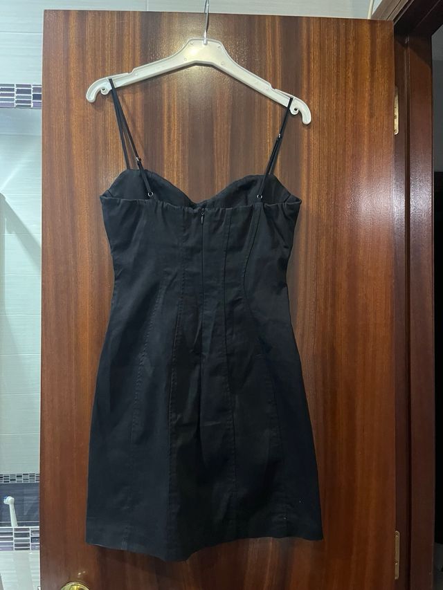 Vestido negro ajustado con tirantes
