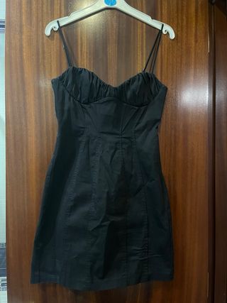 Vestido negro ajustado con tirantes