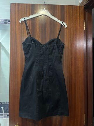 Vestido negro ajustado con tirantes