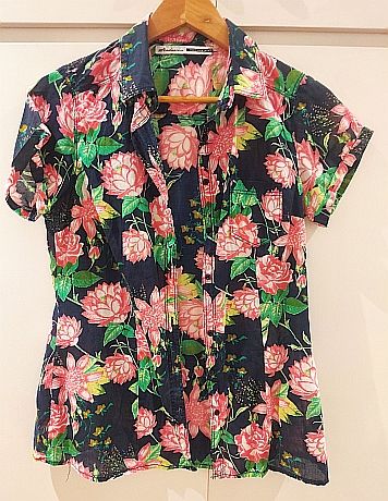 Camisa floral azul y rosa