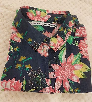 Camisa floral azul y rosa