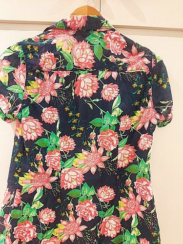 Camisa floral azul y rosa