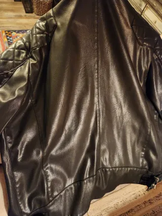 Cazadora polipiel negra