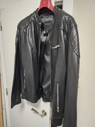 Cazadora polipiel negra