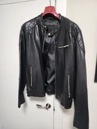 Cazadora polipiel negra