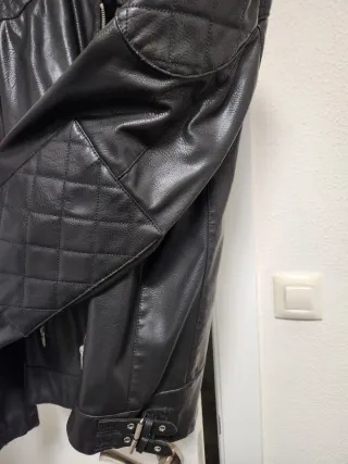 Cazadora polipiel negra