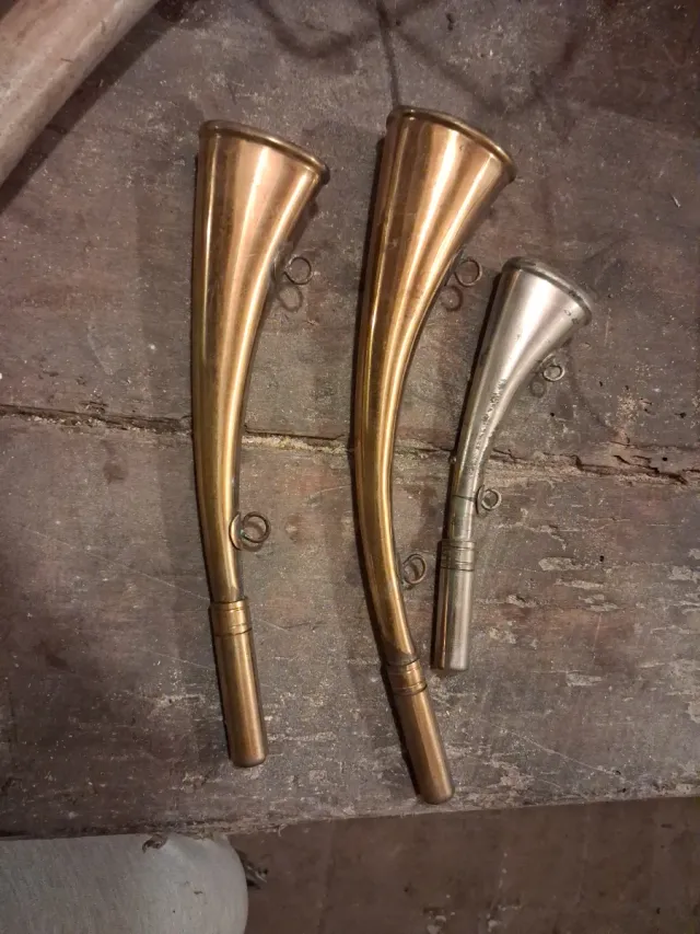 Trompetas de latón y plateada antiguas