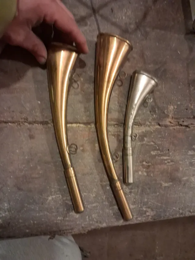 Trompetas de latón y plateada antiguas