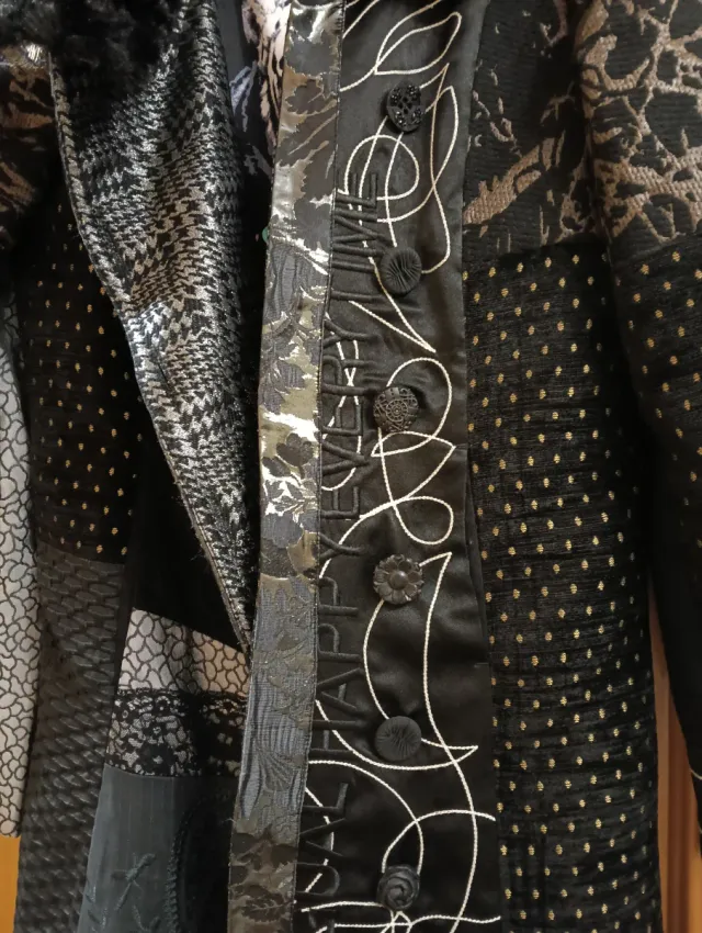 Abrigo Desigual Negro Patchwork