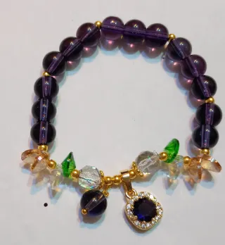 Pulsera Morada y Dorada con Dijes