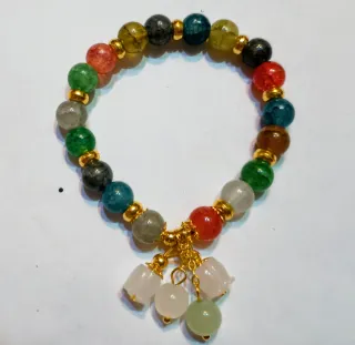 Pulsera multicolor con dijes dorados