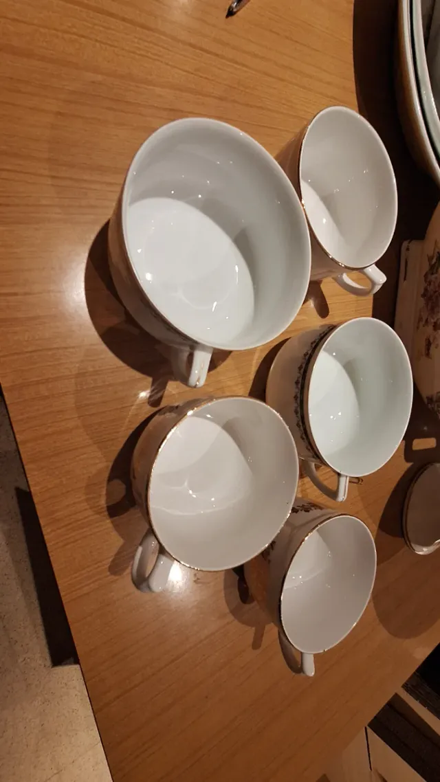 4 Tazas de porcelana con borde dorado