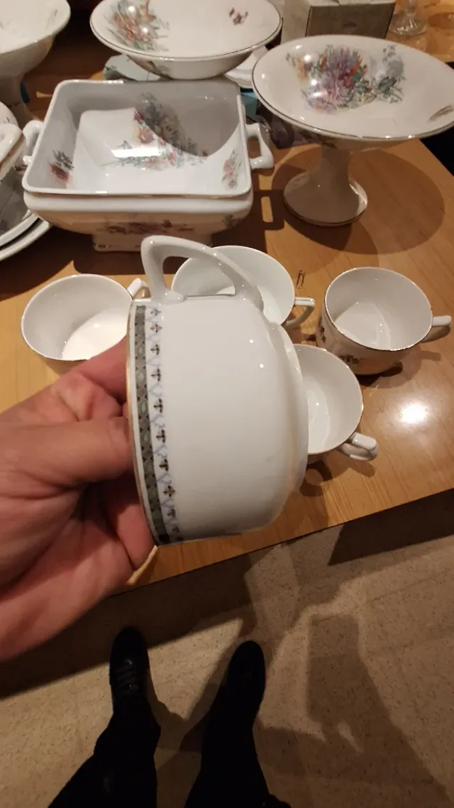 4 Tazas de porcelana con borde dorado