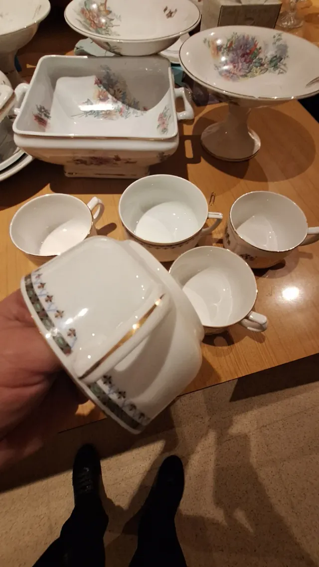 4 Tazas de porcelana con borde dorado