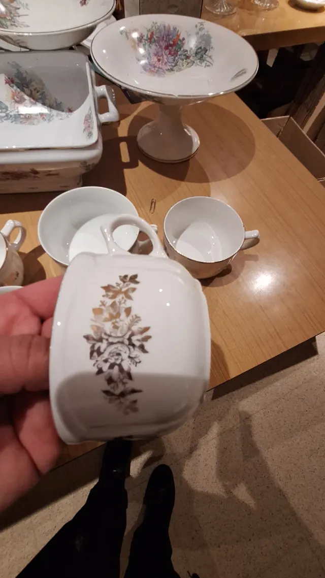 4 Tazas de porcelana con borde dorado