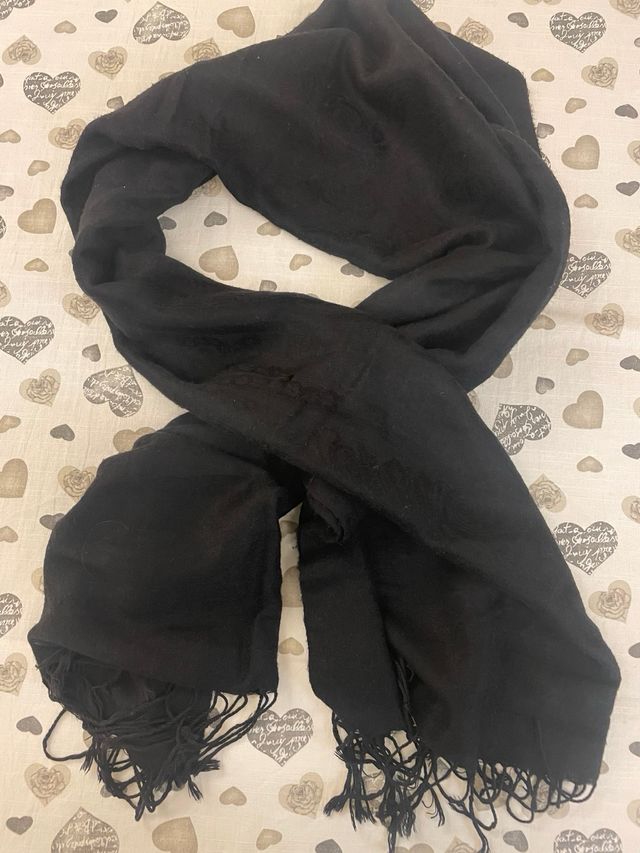 Sciarpa nera in lana con frange Misura 180 x 170