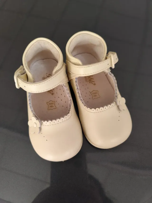 Zapatos de bebé color crema