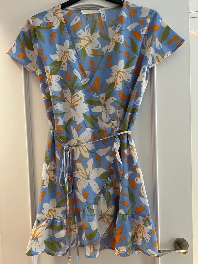 Vestido cruzado estampado floral azul