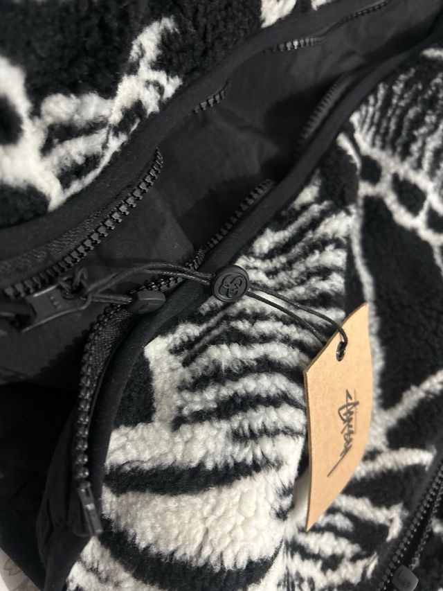 Chaqueta Stüssy Negra y Blanca