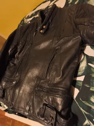 Cazadora motera cuero negra