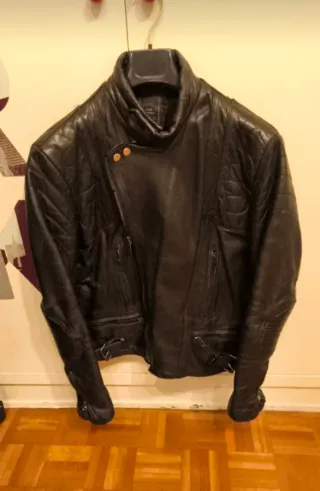 Cazadora motera cuero negra