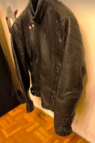 Cazadora motera cuero negra