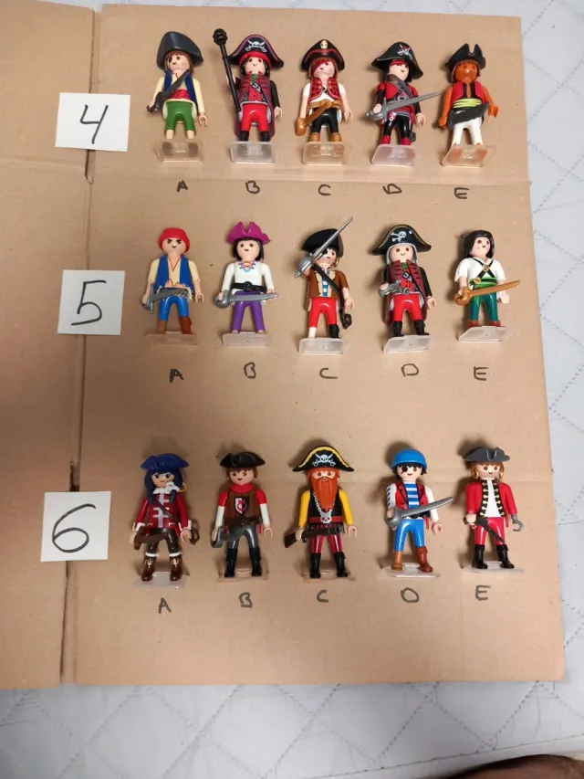 30 Playmobil Piratas armados y con base