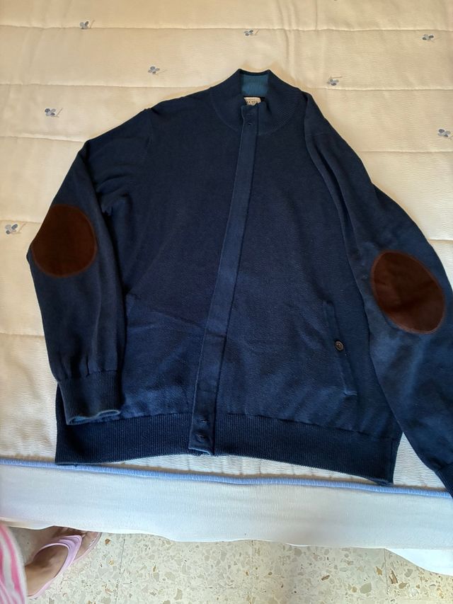 Rebeca hombre azul con coderas