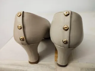 Zapatos de tacón beige con detalle dorado