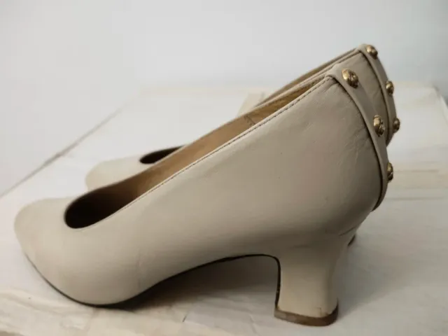 Zapatos de tacón beige con detalle dorado