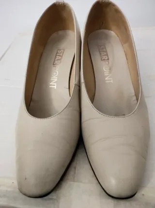 Zapatos de tacón beige con detalle dorado