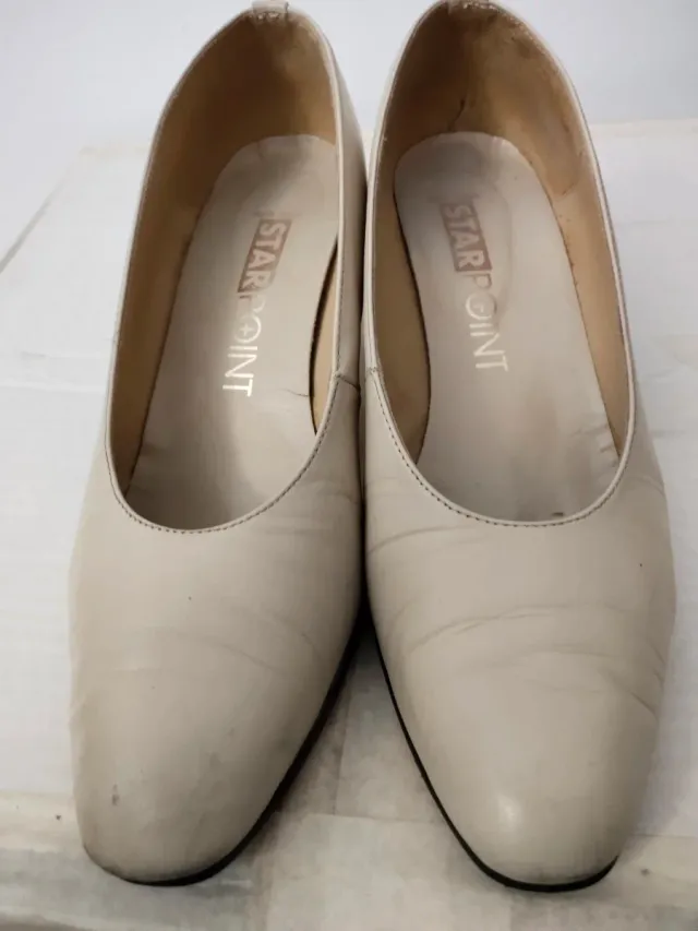 Zapatos de tacón beige con detalle dorado