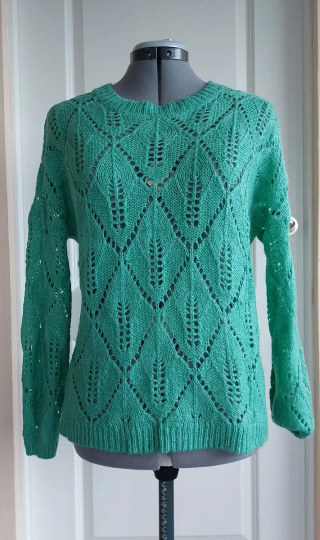 Jersey verde de punto con calados