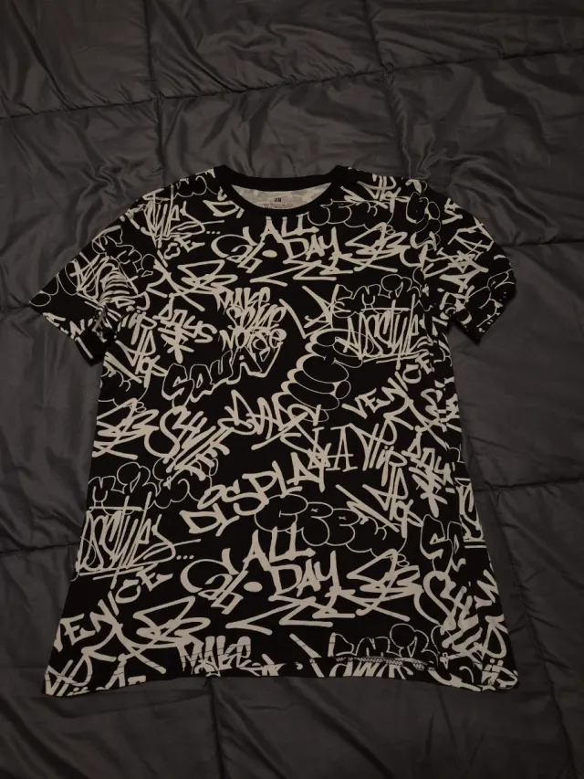 Camiseta H&M Graffiti Negra y Blanca