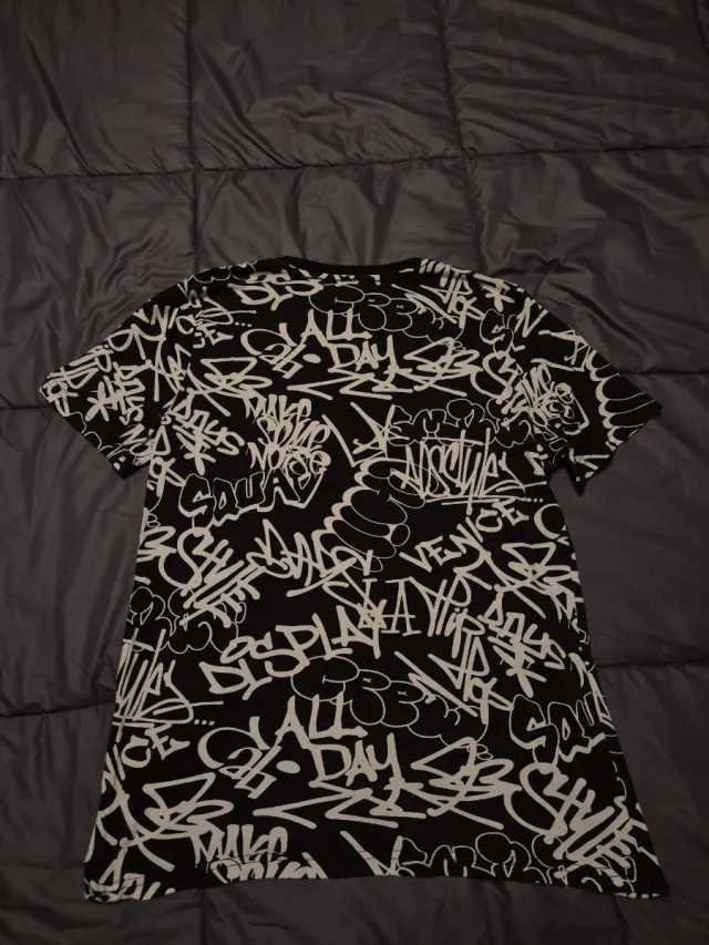 Camiseta H&M Graffiti Negra y Blanca