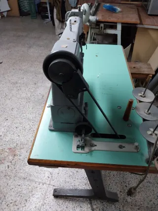 Maquina de coser industrial funcionado