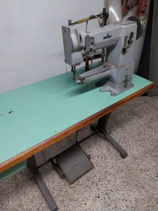 Maquina de coser industrial funcionado