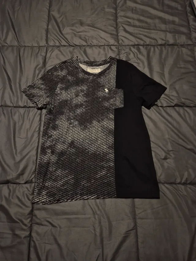 Camiseta Abercrombie & Fitch gris y negra