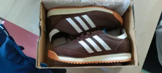 Tenis Adidas Marrones y Blancos