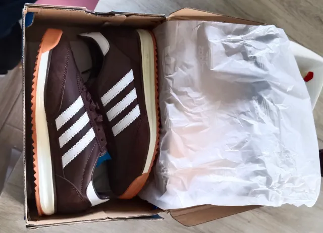 Tenis Adidas Marrones y Blancos