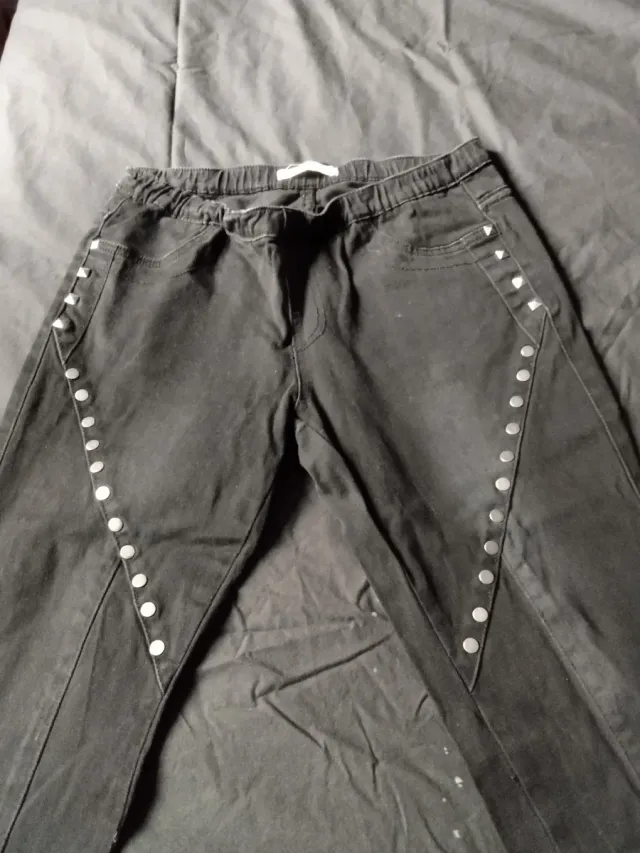 Leggings negros con tachuelas plateadas